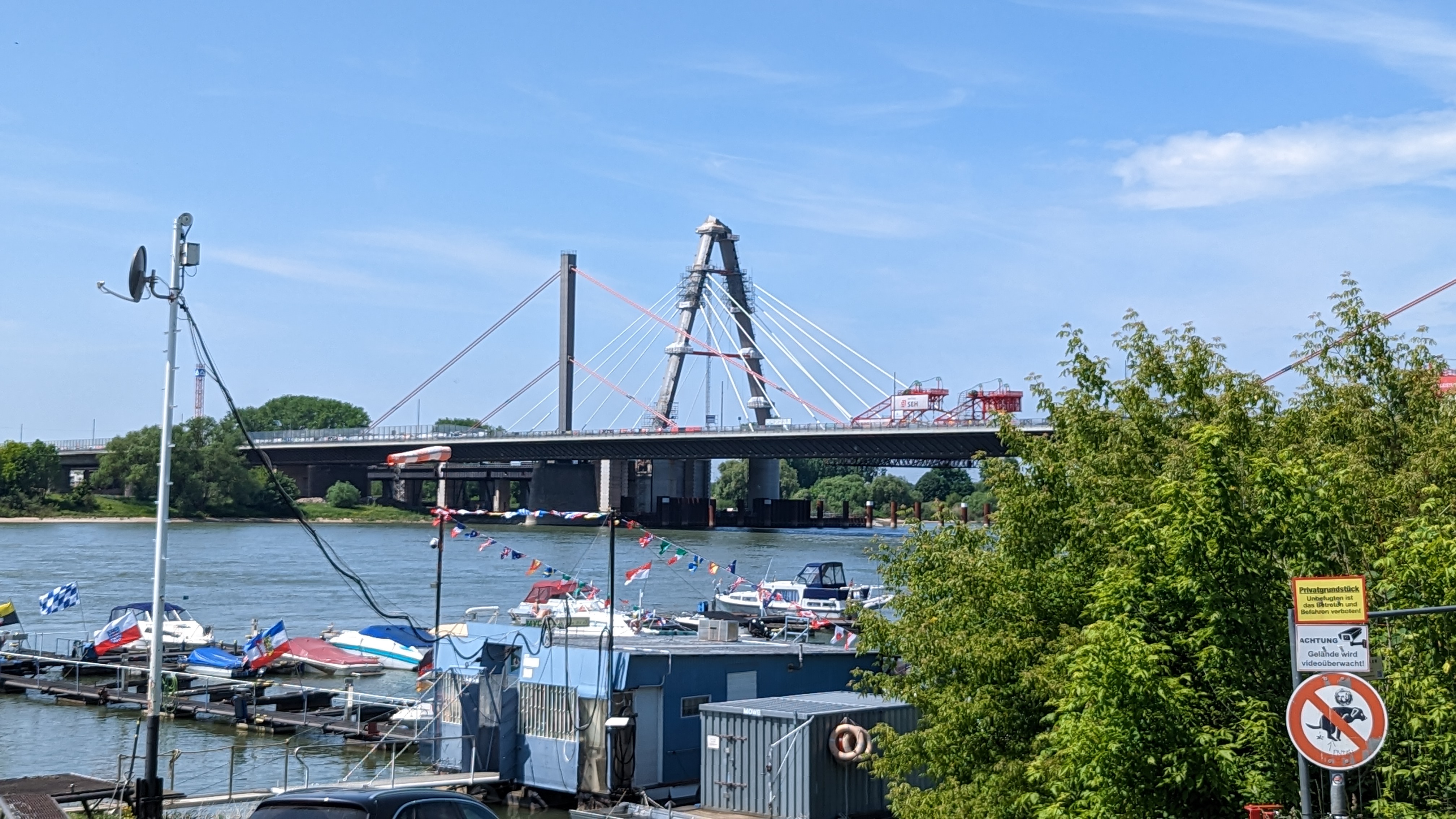 Rheinbrücke Leverkusen mit Yachthafen